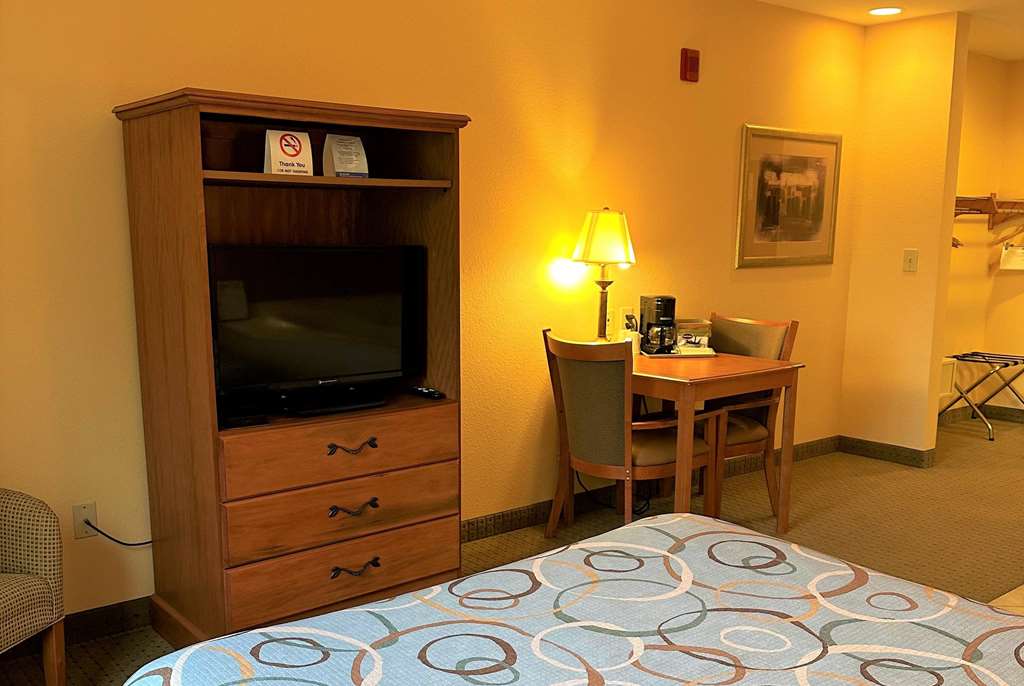 Super 8 by Wyndham Topeka at Forbes Landing - photo 14