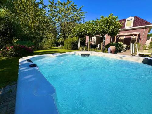 Luxe Vakantievilla Met Jacuzzi — Zeewolde