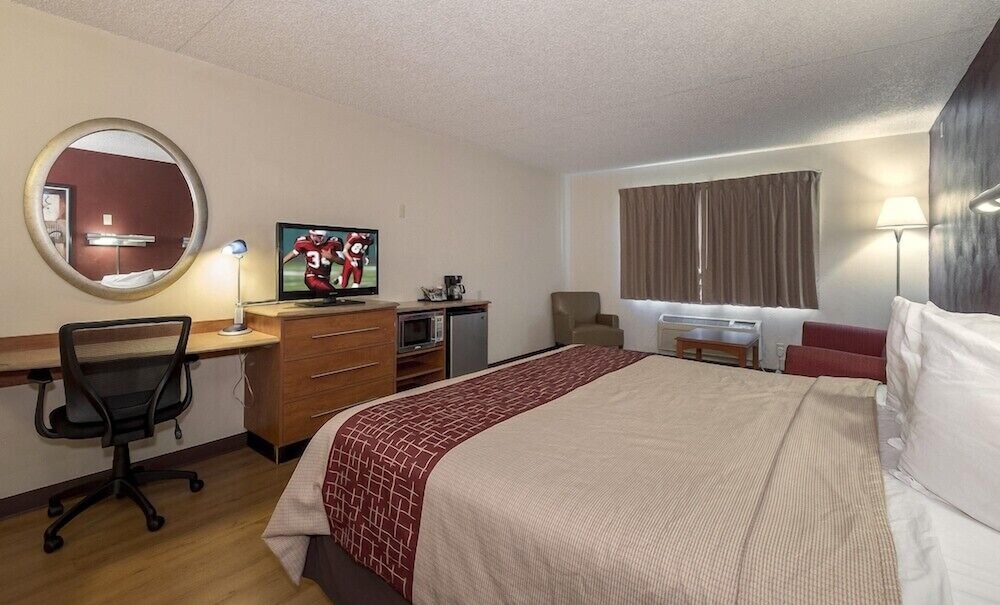Red Roof Inn and Suites Cleveland Elyria - photo 15