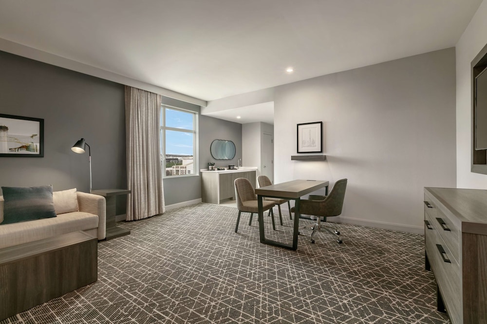 Embassy Suites by Hilton Atlanta Midtown - photo 18