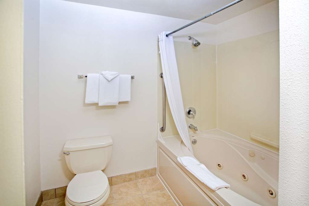 Clarion Inn Surfrider Resort - photo 33