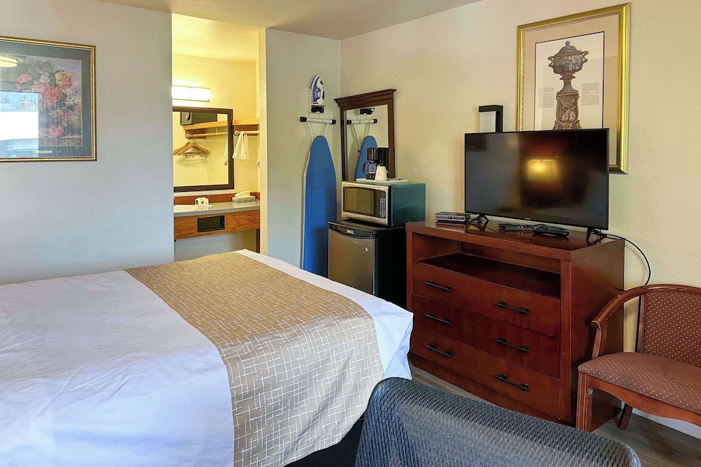 Econo Lodge Edmonds North Seattle - photo 14