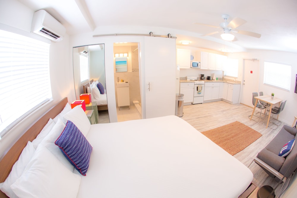 St Pete Beach Suites - photo 19