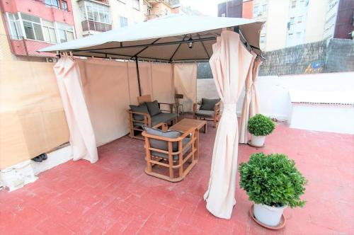 Budget Rooms with Sunny Terrace — Les Corts — photo 2