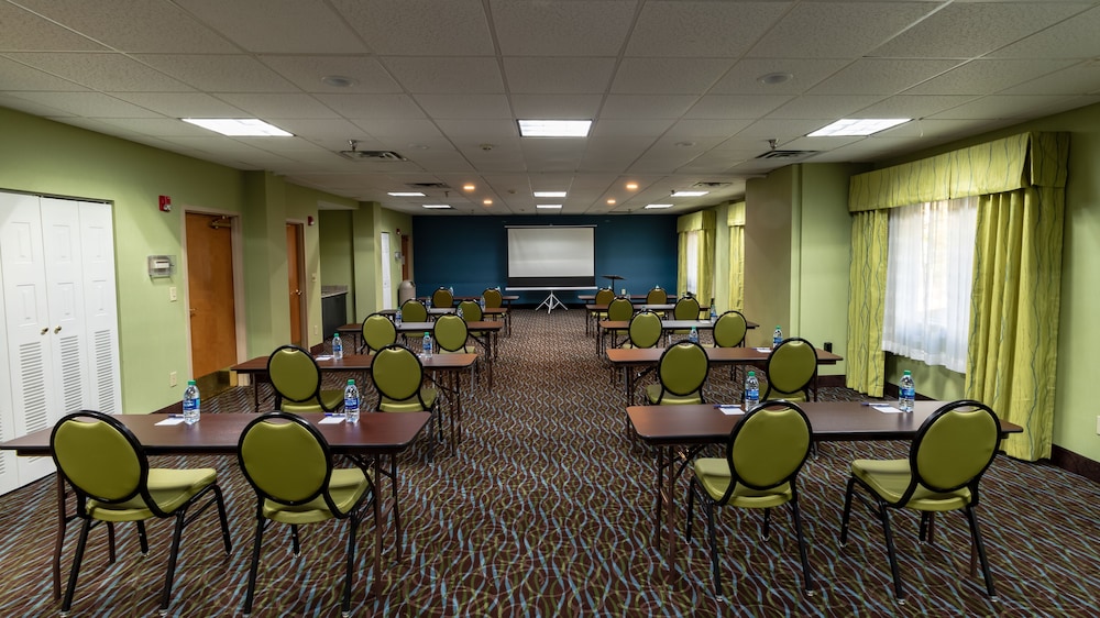 Holiday Inn Express Hotel & Suites Birmingham Irondale by IHG - photo 60