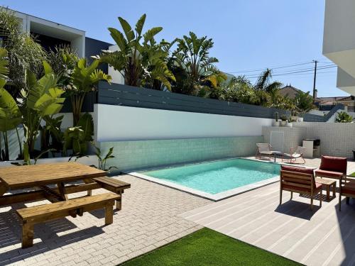 Tropical by Caparica Experience — hotel in Charneca