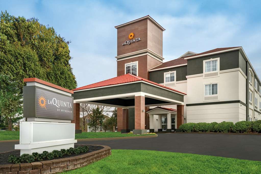 La Quinta Inn & Suites by Wyndham Latham Albany Airport - featured photo