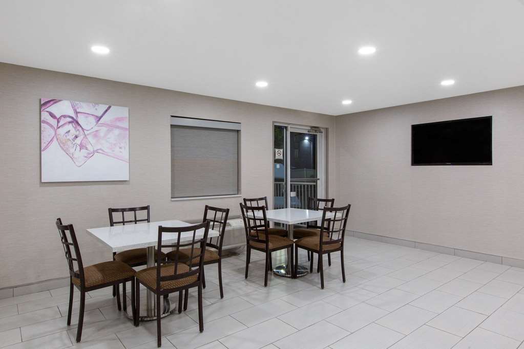 La Quinta Inn & Suites by Wyndham Blue Springs - photo 33