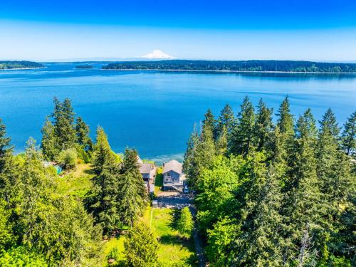 Oceanfront Retreat Mount Rainier King bed Games — 4-Star Luxury Hotel in Longbranch, United States