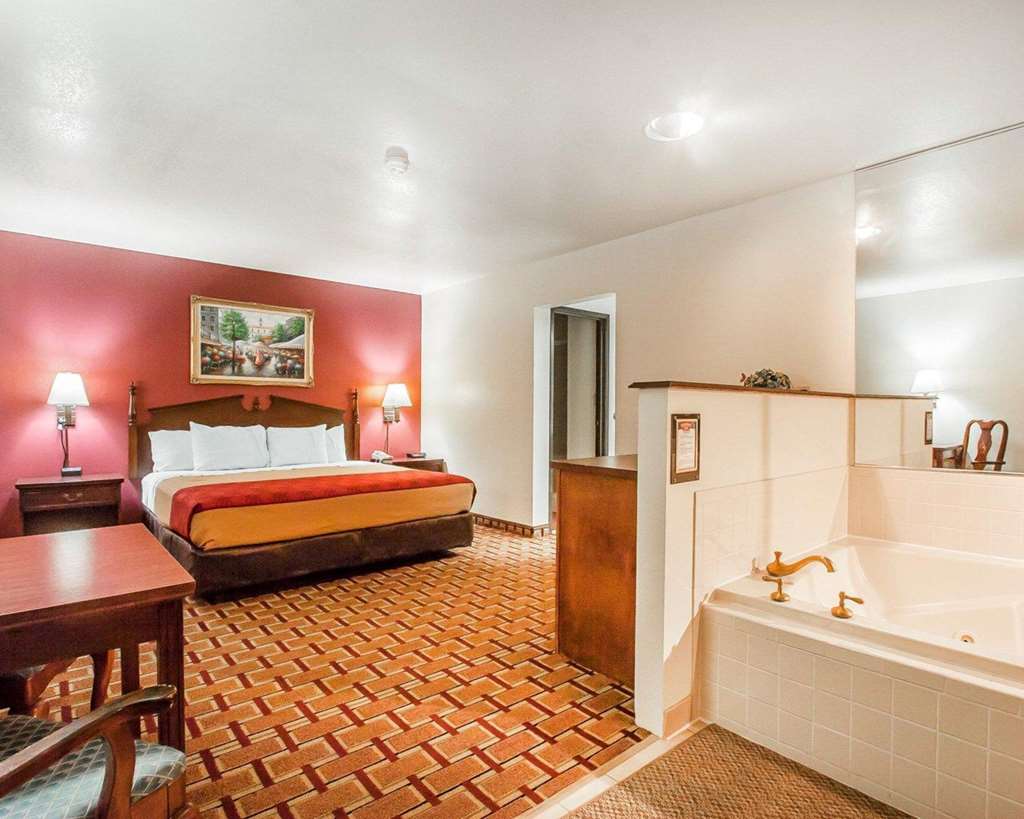 Econo Lodge Dexter - photo 16