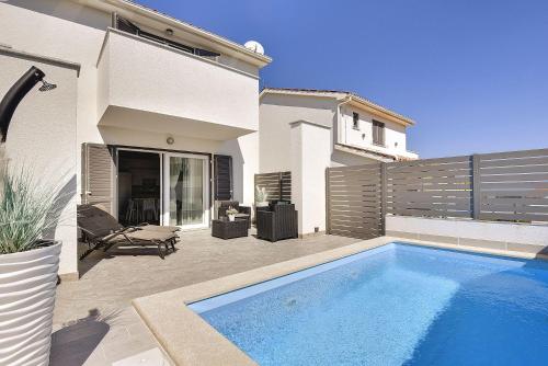 500 Meter zum Strand mit Privatpool Meerblick Klima WLAN — 4-Star Luxury Hotel in Liznjan, Croatia
