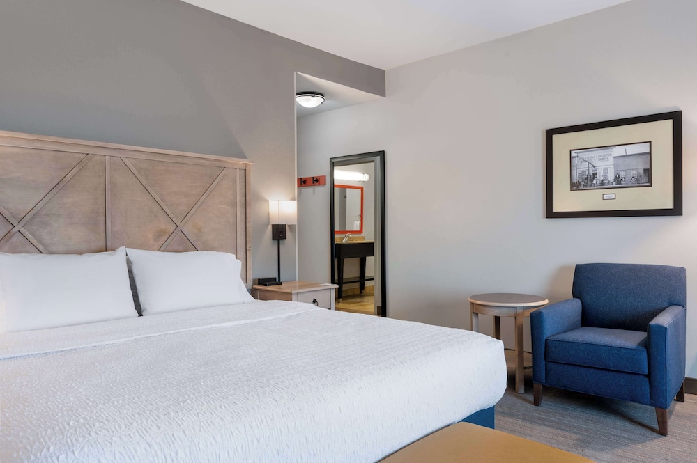 Hampton Inn & Suites Dodge City - photo 16