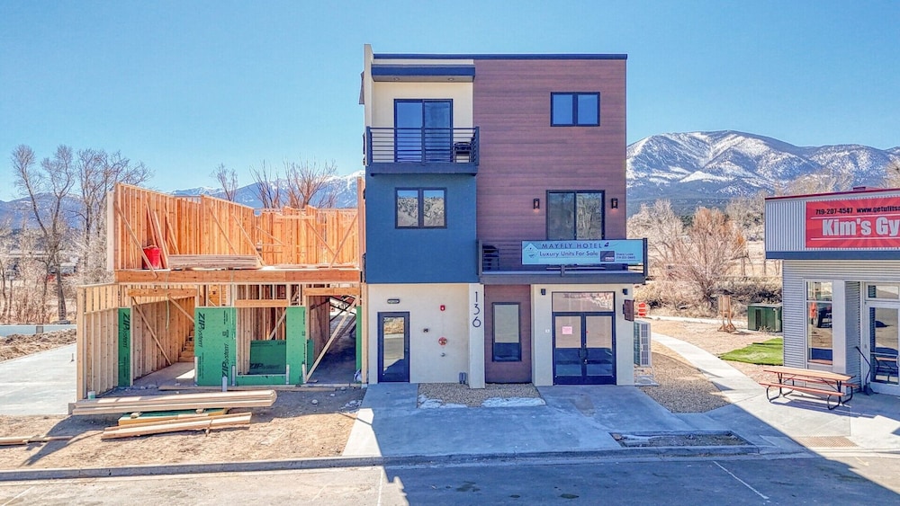 Mayfly Hotel - carbon neutral hotel in Salida