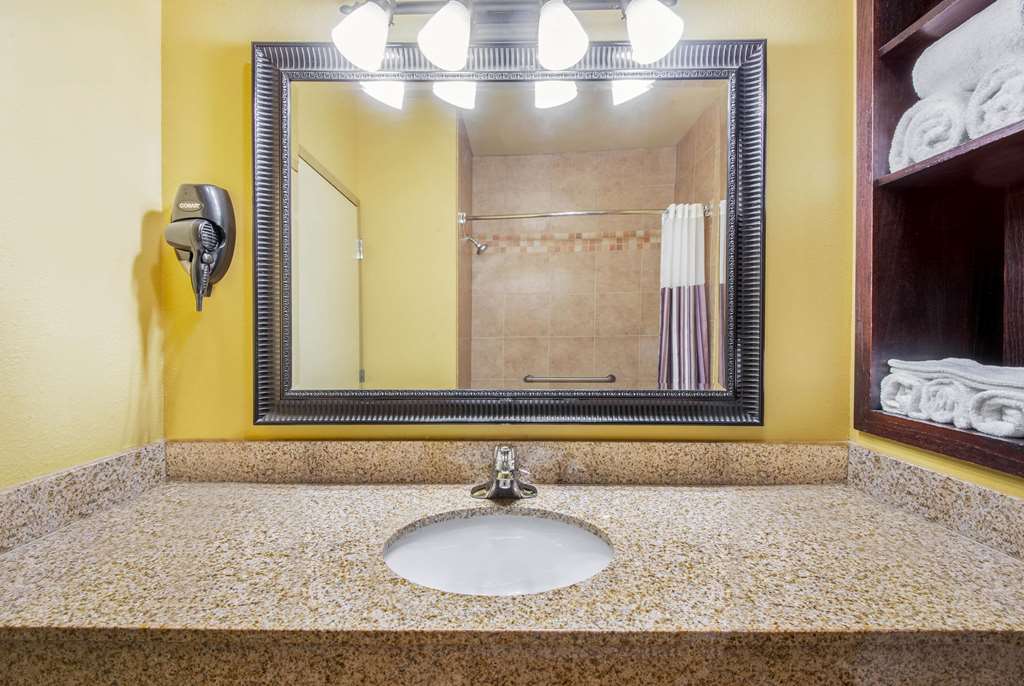 La Quinta Inn & Suites by Wyndham Eastland - photo 33