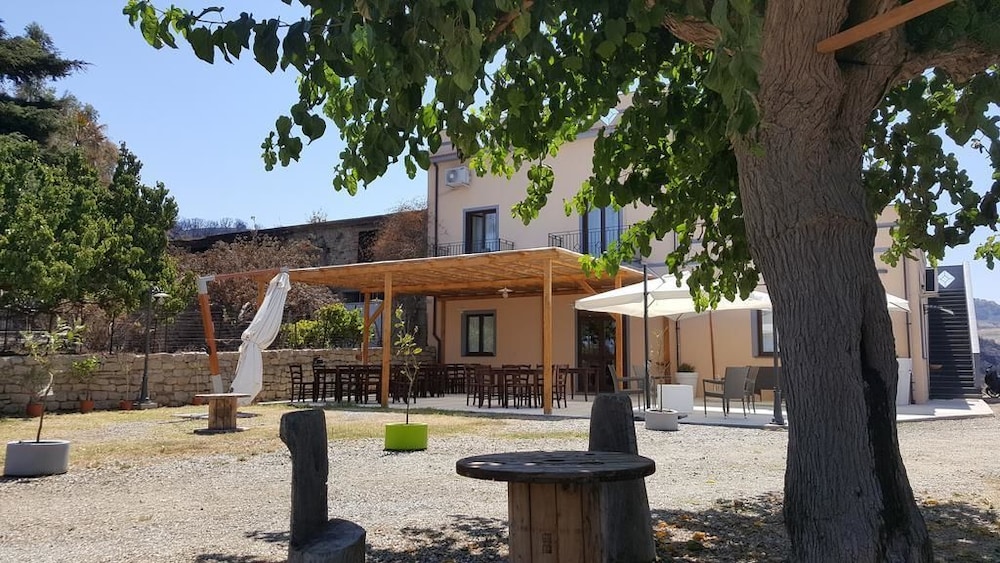 Agriturismo Mama Lina — 4-Star Luxury Hotel in Patti, Italy