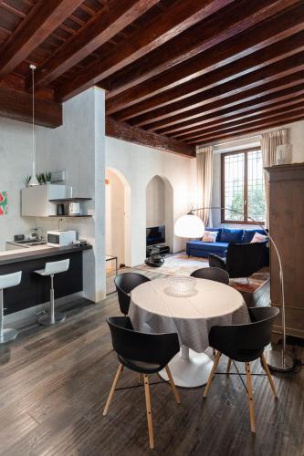 Rosa Luxury Apartment — 4-Star Luxury Hotel in Verona, Italy