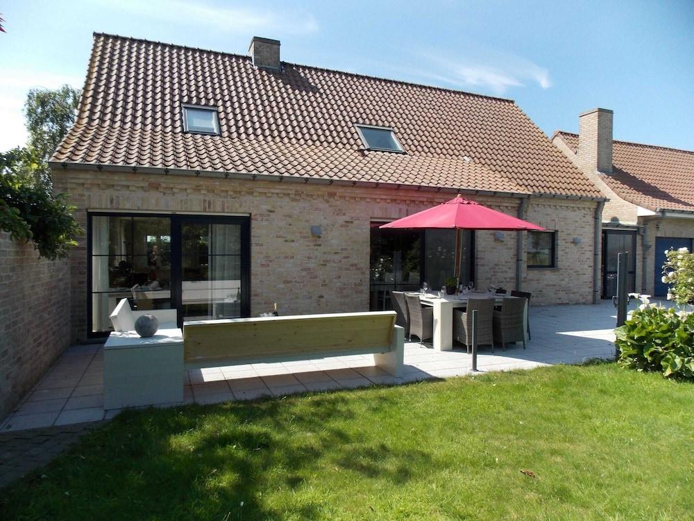 Sun kissed Villa in Diksmuide With Garden Sauna — 4-Star Luxury Hotel in Diksmuide, Belgium