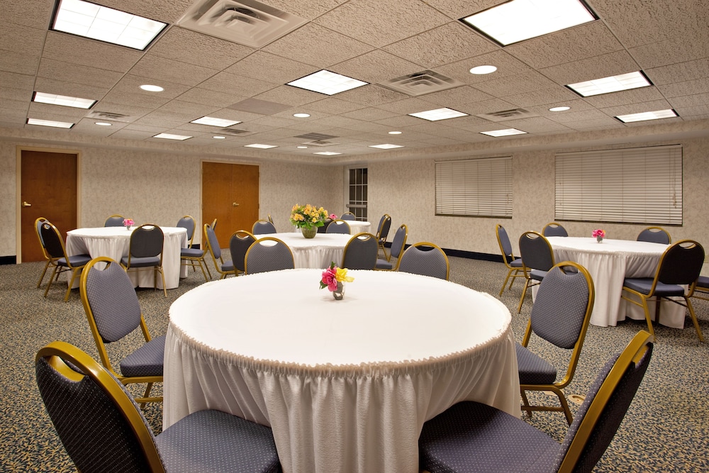 Holiday Inn Express & Suites St Joseph by IHG - photo 75