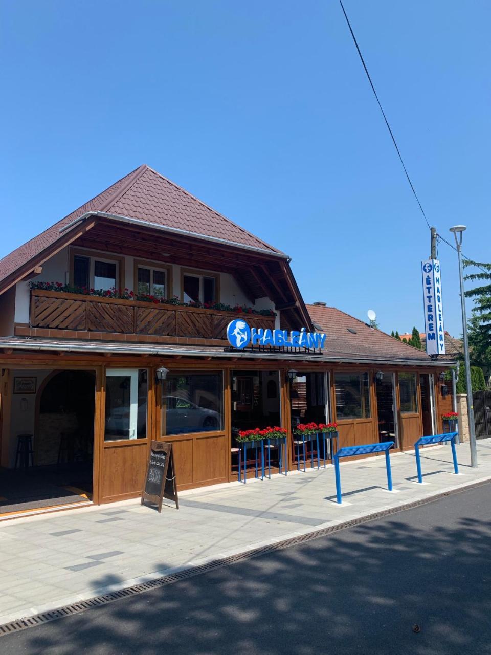 Hableany Etterem Pizzeria Es Panzio — Balatonlelle