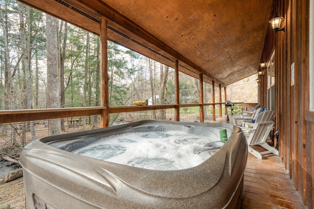 Ashberry by Avantstay Large Cabin Surrounded in Pine Tree w River Views & Game Room — 4-Star Luxury Hotel in Gatlinburg, United States