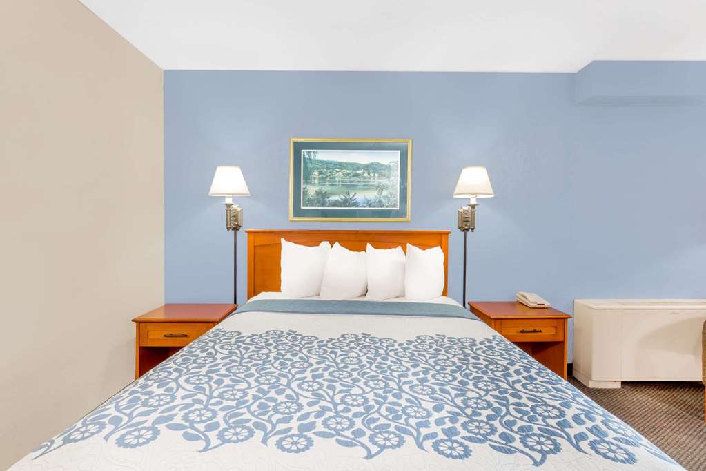 Days Inn by Wyndham Cedar Falls University Plaza - photo 7