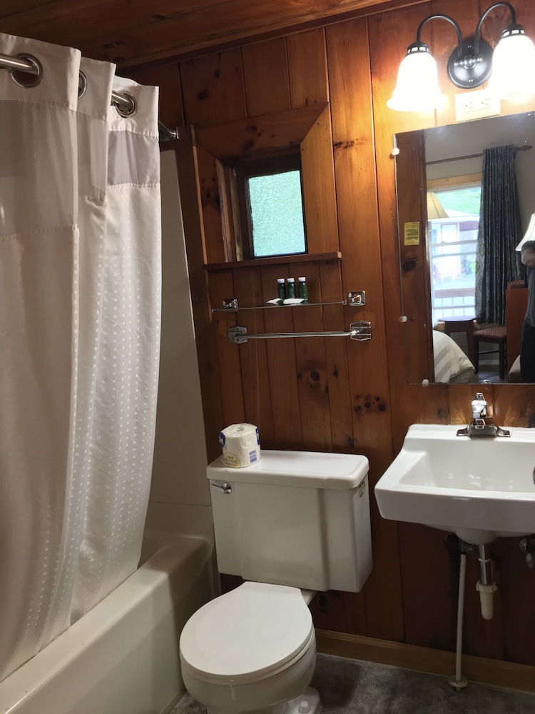 CedarWood Inn - photo 92