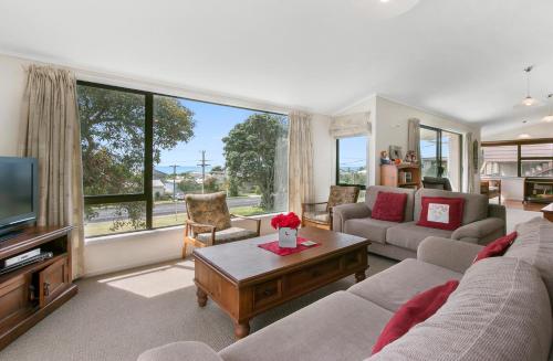Sweeping Sea Views Waihi Holiday Home — 4-Star Luxury Hotel in Waihi Beach, New Zealand
