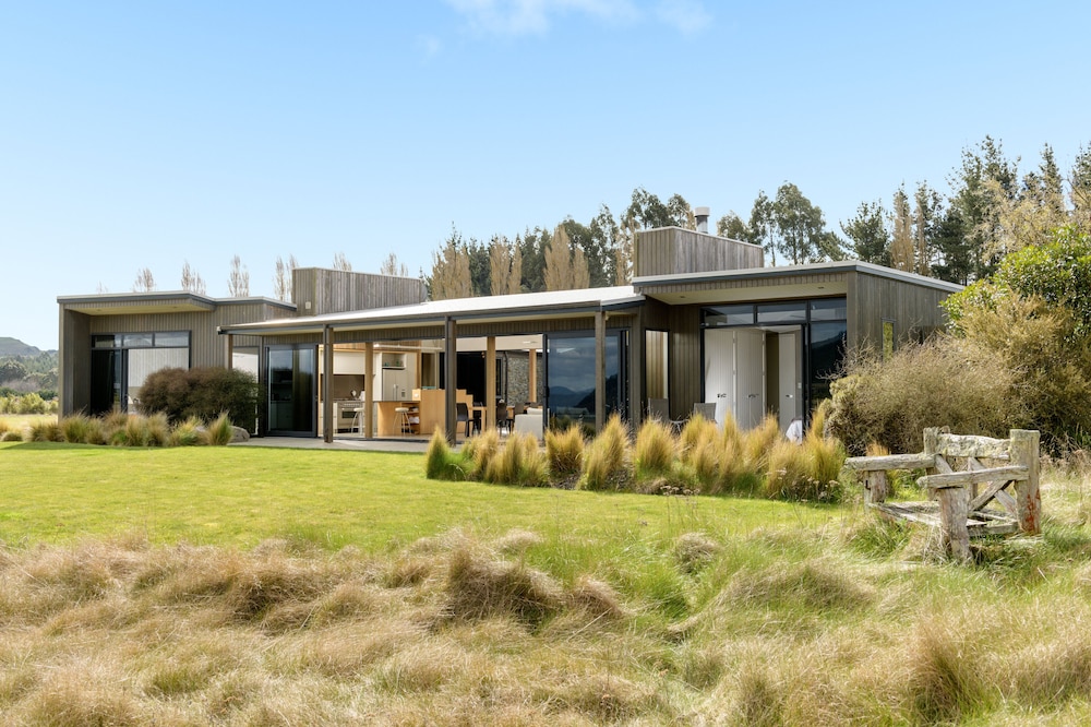 Dunalistair House at The Kinloch Club — 5-Star Luxury Hotel in Taupo, New Zealand