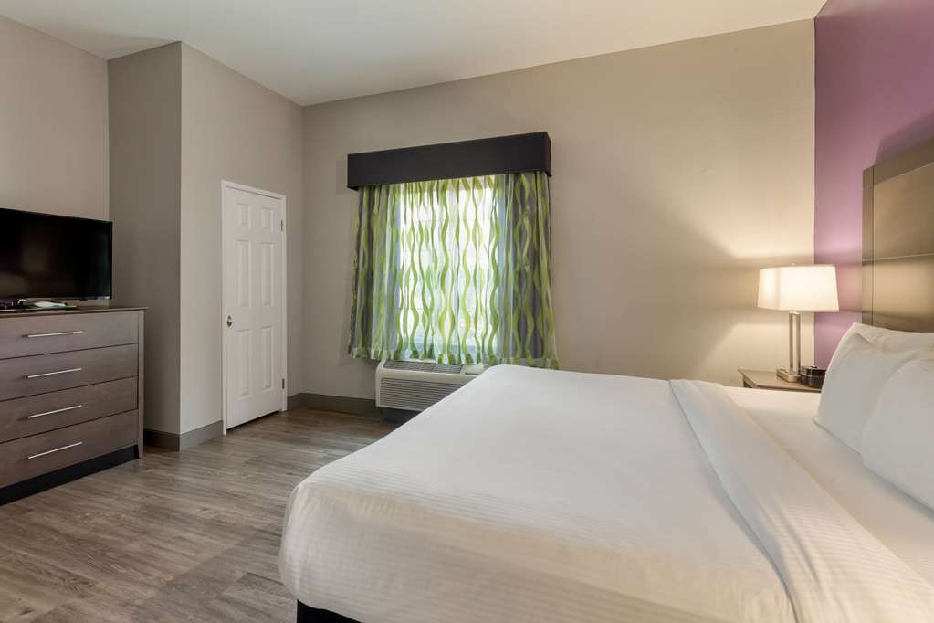 La Quinta Inn & Suites by Wyndham Visalia Sequoia Gateway - photo 19