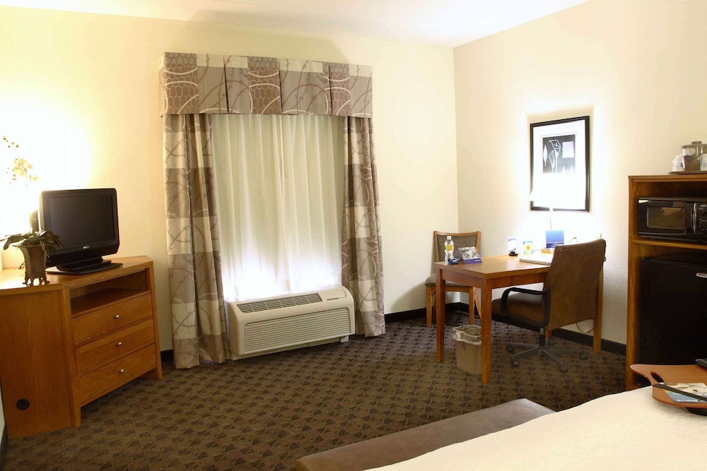 Hampton Inn & Suites Chesapeake Square Mall - photo 14