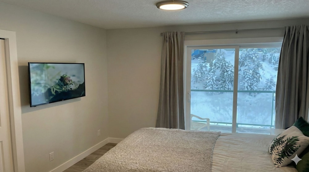 Penthouse MW - carbon neutral hotel in Courtenay