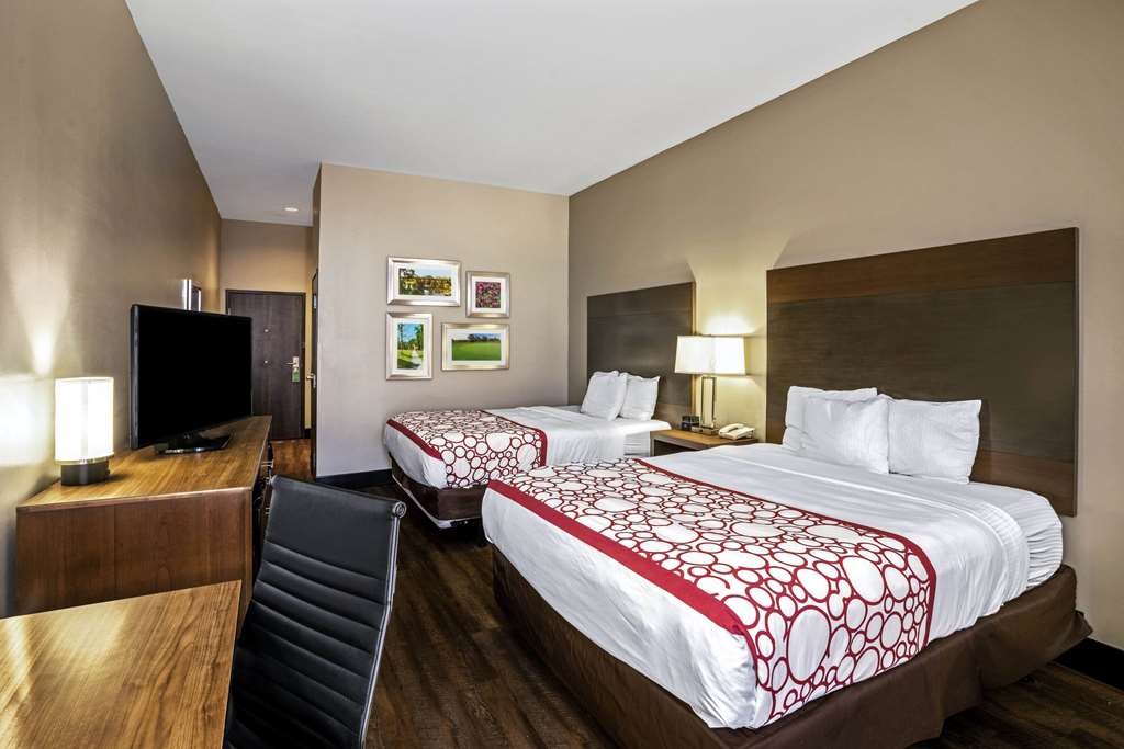 La Quinta Inn & Suites by Wyndham Tuscaloosa University - photo 12