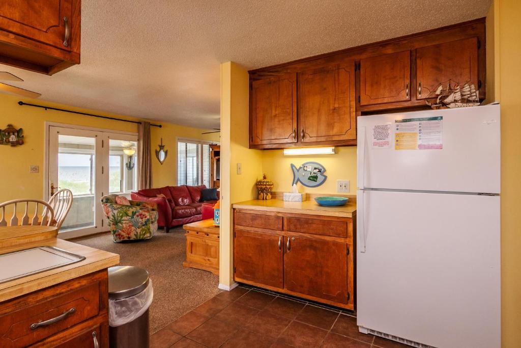 Beach Barn by Oak Island Accommodations - photo 12
