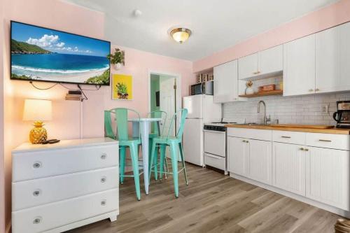 Steps To Beach And Boardwalk Pineapple Retreat — Hampton