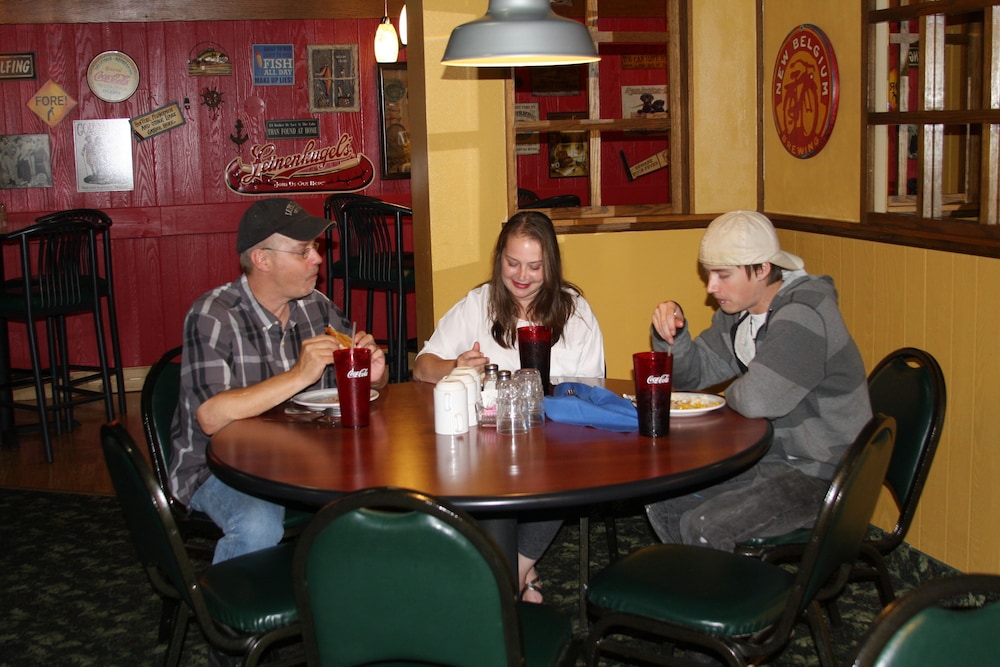 Gladstone Inn & Suites - photo 16