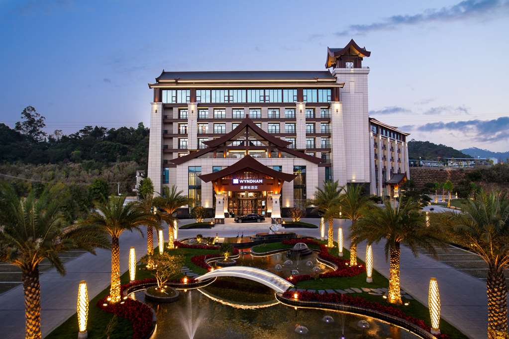 Wyndham Xinyi Lotus Lake — hotel in Maoming