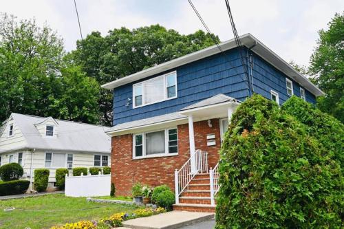 Bright & cozy 2nd Floor Apartment . Close to NYC — 4-Star Luxury Hotel in Bloomfield, United States