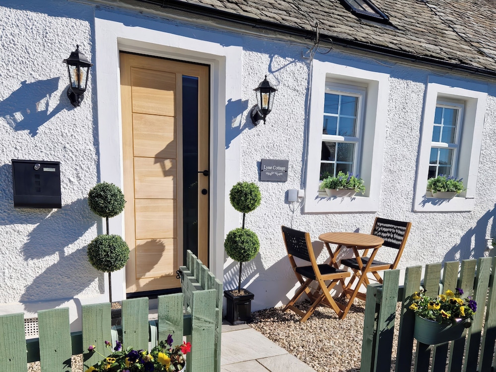 Lyne Cottage The Retreat — 4-Star Luxury Hotel in West Linton, United Kingdom