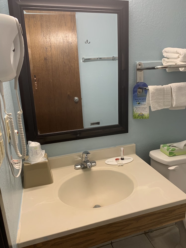 Days Inn by Wyndham Greenwood SC - photo 15