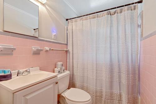 208 W Ashley Central Location 2 Mins to the Beach - photo 21