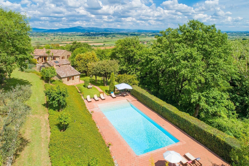 Villa Bramasole Large Private Pool Wifi 2863 — 4-Star Luxury Hotel in Sinalunga, Italy