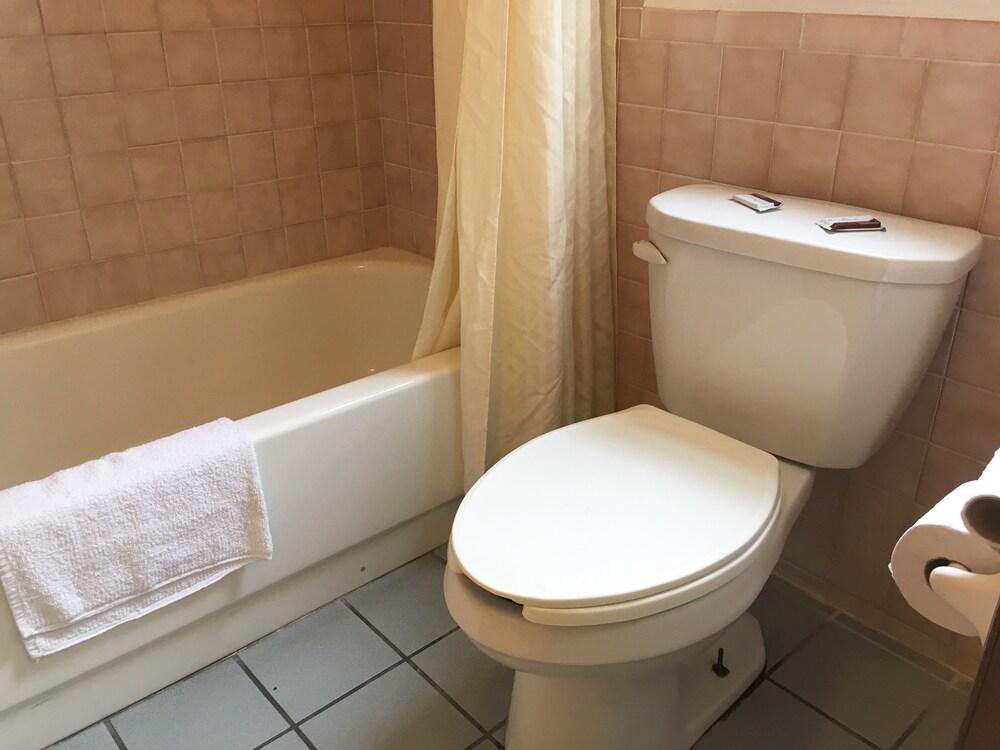 East Lake Inn - photo 10