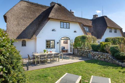 Friesenhof Aenne Haus 4 Ihr friesisches Zuhause unter Reet in Keitum Sylt — 4-Star Luxury Hotel in Keitum, Germany