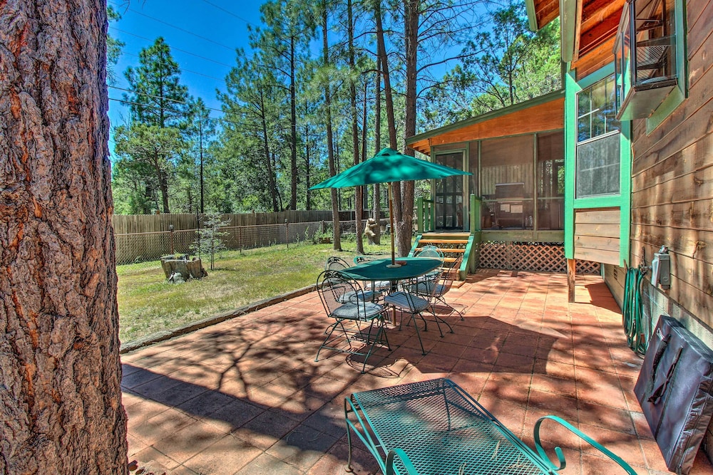 Screened Porch Fenced Yard Lakeside Retreat — Lakeside