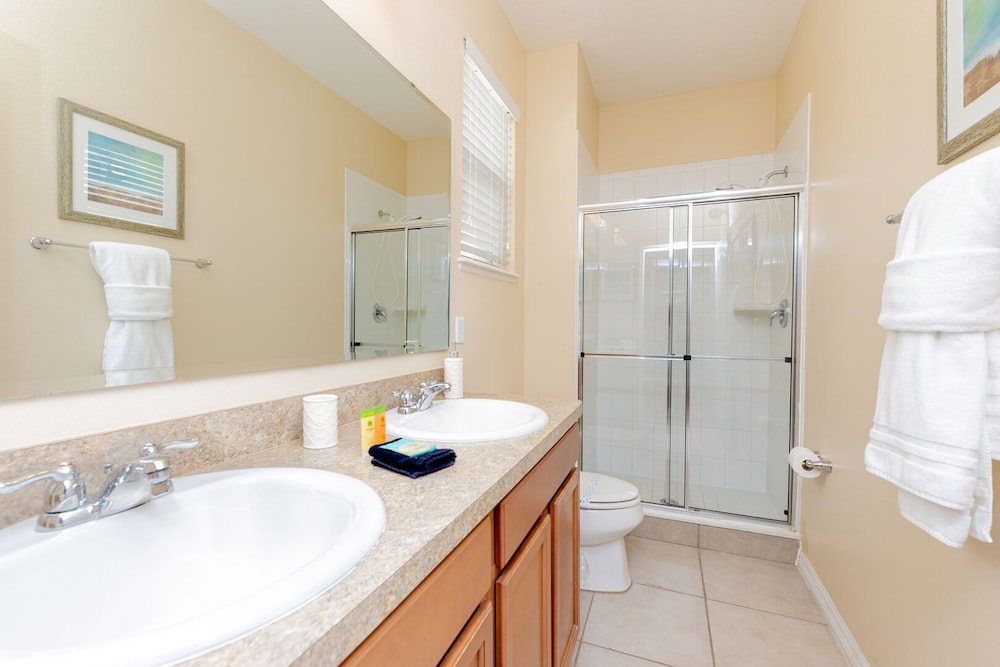 Newly Remodeled 1 story 5 Bed 5 Bath with Pvt Pool Spa And Game Room - photo 16