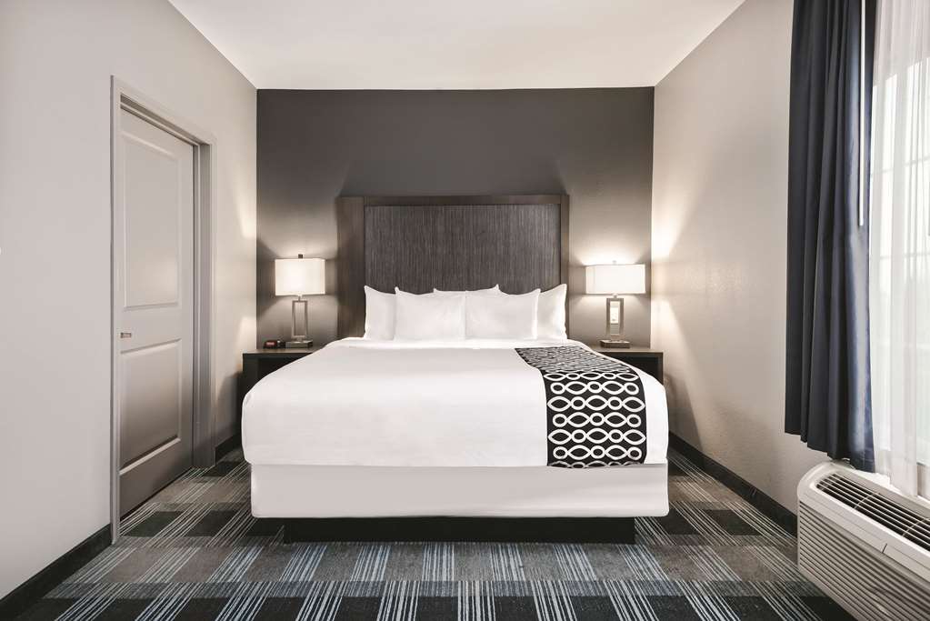 La Quinta Inn & Suites by Wyndham Victoria South - photo 30