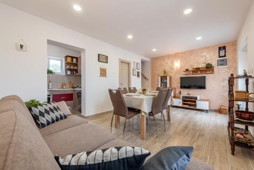 R&B Family Apartments — 4-Star Luxury Hotel in Sveti Filip I Jakov, Croatia