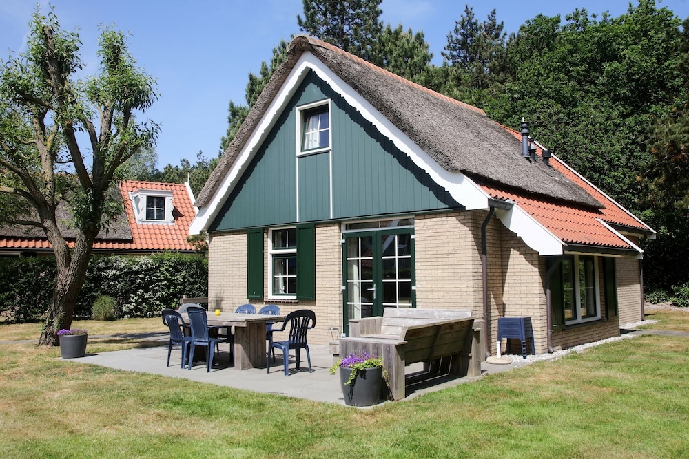 Restyled Country House With Dishwasher on Texel Near the Sea — 4-Star Luxury Hotel in De Koog, Netherlands