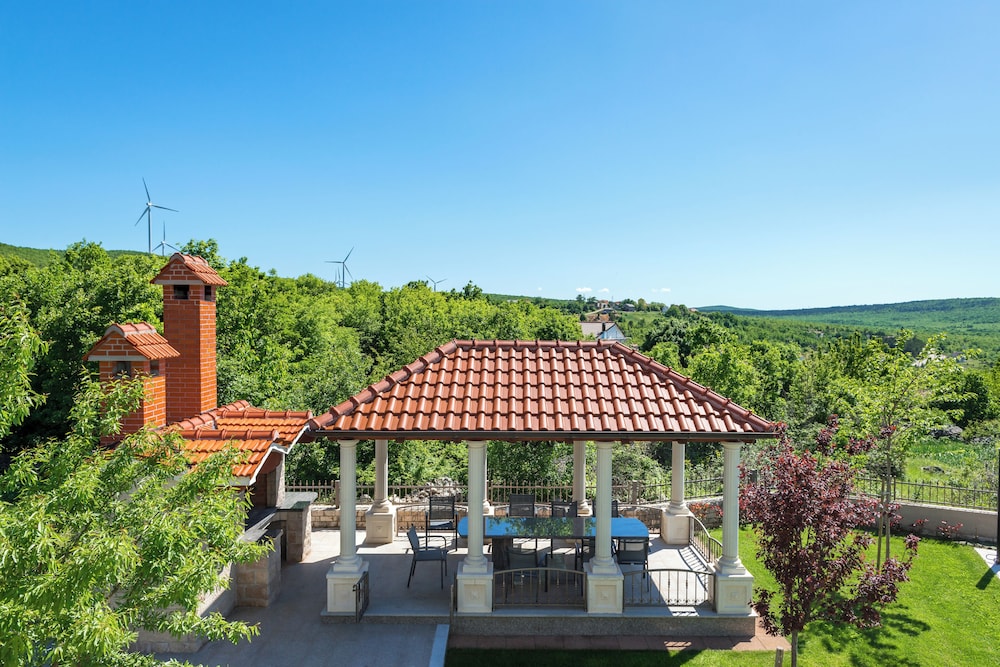 Villa Miam — 4-Star Luxury Hotel in Cista Provo, Croatia