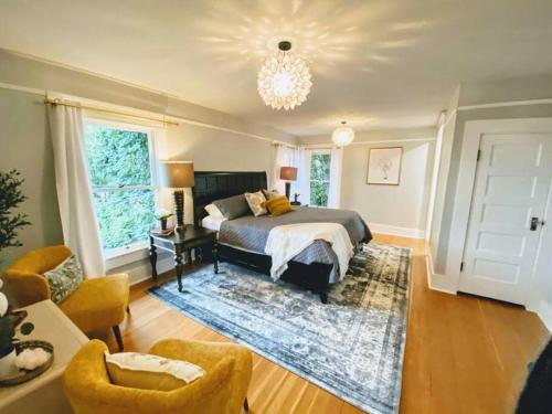 Historical Entertainer 3 Bedroom Townhouse AC PNW — 4-Star Luxury Hotel in Albany, United States